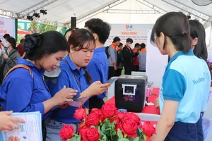Đoàn viên, thanh niên trải nghiệm các dịch vụ thanh toán số, giải pháp kinh doanh số tại ngày hội. Ảnh: PHƯƠNG NAM