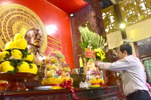 Chủ tịch Quốc hội Trần Thanh Mẫn dâng hương tưởng nhớ Chủ tịch Tôn Đức Thắng. Ảnh: NAM KHÔI