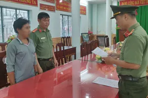 Điều tra viên tống đạt Quyết định khởi tố vụ án, khởi tố bị can, thực hiện lệnh bắt bị can để tạm giam đối với Giang Chí Hùng. Ảnh: CACC