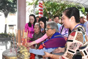 2 Mẹ Việt Nam Anh hùng Huỳnh Thị Năm và Trần Thị Thi dâng hương tại Nhà bia tưởng niệm Anh hùng Lực lượng vũ trang nhân dân Mai Thị Nương. Ảnh: NAM KHÔI