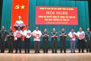Lãnh đạo Bộ Chỉ huy Quân sự tỉnh và Bộ đội Biên phòng tỉnh An Giang trao quyết định, tặng hoa chúc mừng các đồng chí Phó Bí thư Đảng ủy xã, phường, đặc khu tham gia Đảng ủy Ban Chỉ huy Bộ đội Biên phòng tỉnh An Giang. Ảnh: NAM KHÔI