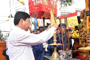 Bí thư Tỉnh ủy An Giang Nguyễn Tiến Hải dâng hương lên Tượng đài Anh hùng dân tộc Nguyễn Trung Trực. Ảnh: NAM KHÔI