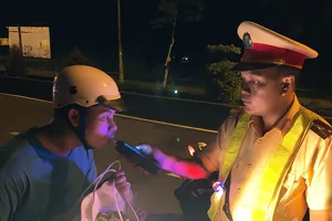 Lực lượng CSGT kiểm tra nồng độ cồn tại đặc khu Phú Quốc vào tối 20-10. Ảnh: NAM KHÔI