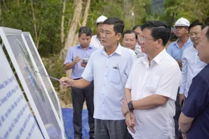 Chủ tịch UBND tỉnh An Giang Hồ Văn Mừng kiểm tra tiến độ thi công dự án hồ nước Cửa Cạn. Ảnh: NAM KHÔI