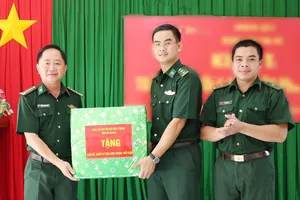 Thăm, động viên cán bộ, chiến sĩ Đồn Biên phòng Thổ Châu (An Giang)