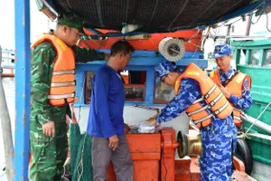 Lực lượng chức năng niêm phong tang vật vi phạm trên tàu không có số hiệu