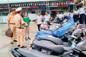 Lực lượng Cảnh sát giao thông Công an tỉnh An Giang kiểm tra bãi giữ xe một trường học trên địa bàn. Ảnh: NAM KHÔI