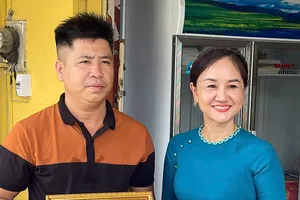 Phó Chủ tịch UBND đặc khu Phú Quốc (An Giang) Nguyễn Thị Kim Loan trao giấy khen đến anh Trần Hoàng Phương.