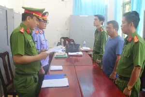 Công an tống đạt quyết định khởi tố bị can đối với Lê Thanh Hà