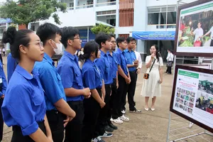 Đoàn viên, thanh niên xem các tác phẩm trưng bày tại triển lãm