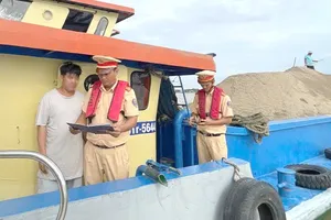 Lực lượng Cảnh sát giao thông - Công an tỉnh An Giang kiểm tra phương tiện chở cát trên sông Tiền - Ảnh: NAM KHÔI