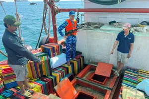 Lực lượng chức năng khám xét tàu cá chở dầu