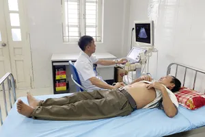 Cán bộ quân y siêu âm, kiểm tra sức khỏe cho người dân