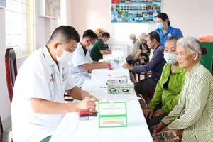 Cán bộ quân y khám bệnh cho người dân