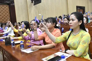 Các đại biểu biểu quyết thông qua Nghị quyết của Đại hội