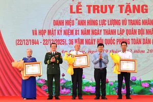 Đồng chí Nguyễn Tiến Hải, Bí thư Tỉnh ủy, Bí thư Đảng ủy Quân sự tỉnh An Giang và Trung tướng Hồ Văn Thái, Chính ủy Quân khu 9 trao quyết định Truy tặng danh hiệu Anh hùng lực lượng vũ trang nhân dân cho gia đình Thượng tá Nguyễn Thành Kính, Thiếu tá Võ Đông Trạch và gia đình liệt sĩ Trần Văn Tủy