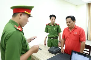 Cán bộ Văn phòng Cơ quan Cảnh sát điều tra tống đạt các quyết định và Lệnh bắt bị can đối với Trương Nhựt Tới