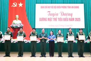 Lãnh đạo Ban Chỉ huy BĐBP, Tỉnh đoàn An Giang tặng hoa và Giấy khen cho các gương mặt trẻ tiêu biểu BĐBP tỉnh An Giang