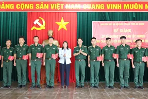 Lãnh đạo Ban Chỉ huy Bộ đội Biên phòng tỉnh An Giang và Trung tâm Ngoại ngữ - Tin học Victory trao chứng chỉ tiếng Khmer cho các học viên