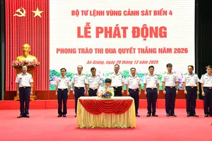 Đại diện các cơ quan, đơn vị ký kết giao ước thi đua