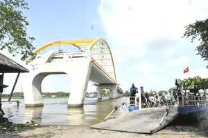 Cầu qua sông Cái Lớn (xã Vĩnh Trung, tỉnh An Giang) nằm trong dự án đã thi công xong khoảng 80% nhưng dầm không gác được vì còn vướng 2 hộ dân chưa bàn giao mặt bằng