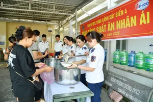Vùng Cảnh sát biển 4 trao 600 suất cháo tình thương đến bệnh nhân nghèo