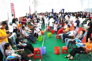 Cán bộ, công nhân viên chức, người lao động, đoàn viên, thanh niên, người dân tham gia hiến máu tình nguyện