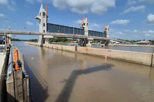 Cống âu thuyền Rạch Mọp sẽ được vận hành để ngăn mặn phía bờ Nam sông Hậu vào mùa khô năm 2026. ẢNH: TUẤN QUANG