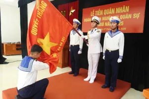 Quân nhân hoàn thành nghĩa vụ quân sự thuộc Trung đoàn 551 thực hiện nghi thức hôn Quân kỳ