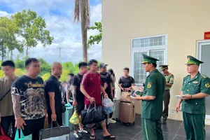 Lực lượng biên phòng tỉnh An Giang tiếp nhận các công dân Việt Nam từ phía Campuchia