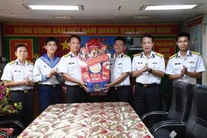 Chỉ huy Lữ đoàn 127 tặng quà cán bộ, chiến sĩ tàu 924