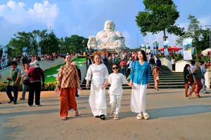 Giáp tết, du khách nườm nượp “check-in” núi Cấm 