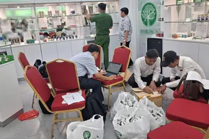 Lực lượng chức năng kiểm tra cơ sở kinh doanh hàng lậu