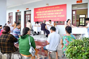 Y, bác sĩ Bộ Tư lệnh Vùng 5 Hải quân khám, cấp thuốc miễn phí cho nhân dân