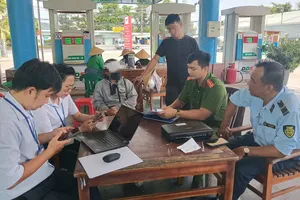 Lực lượng chức năng làm việc với chủ doanh nghiệp xăng dầu T.H. Ảnh: CTV