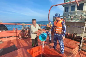 Lực lượng chức năng kiểm tra hàng hóa vi phạm trên tàu BV 98768 TS