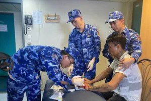 Chiến sĩ tàu cảnh sát biển 8005 sơ cứu, hỗ trợ y tế cho ngư dân Vi Văn Thoải