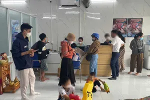 Nhiều phụ huynh ở đặc khu Phú Quốc đưa con đi tiêm vaccine vào sáng 18-3