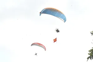 Mãn nhãn cuộc đua dù lượn ở vùng Bảy Núi, An Giang 
