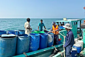 Người dân đảo Hòn Chuối sử dụng thùng phuy vận chuyển nước từ tàu 527 lên đảo