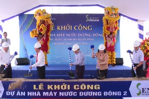 Các đại biểu thực hiện nghi thức khởi công