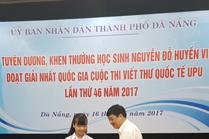 Deputy Chairman of People’s Committee Dang Viet Dung congratulates the winner (Photo: SGGP)