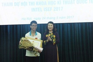 Deputy Education Minister Nguyen Thi Nghia presents certificate of merit to Pham Huy (Photo: SGGP)