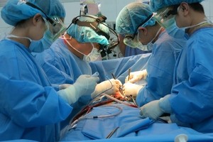 Doctors conduct the heart surgery for the patient (Photo: VNA)