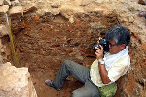 Nishimura Masanari during a field trip in Vietnam (Photo: Institue of Archaelogy)