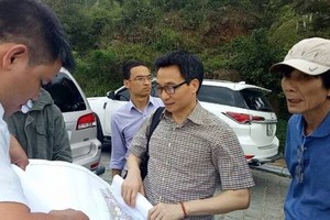 Deputy PM Vu Duc Dam surveys Son Tra peninsula on May 27 (Photo: SGGP)