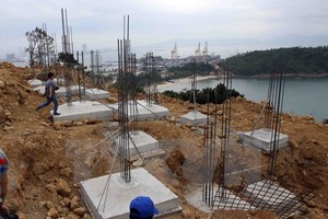 An unlicensed construction site in Son Tra Peninsula (Photo: VNA)