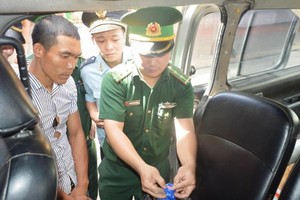 Police officers find out drug in the vehicle (Photo: SGGP)