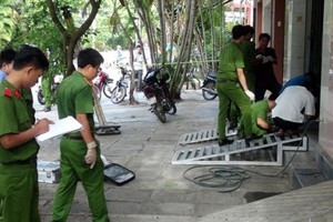 Police officers are collecting evidence for further investigation (Photo: SGGP)