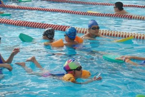 Students are learning swimming lesson in Nguyen Binh Khiem Sport Club in District 1 (Photo: SGGP)